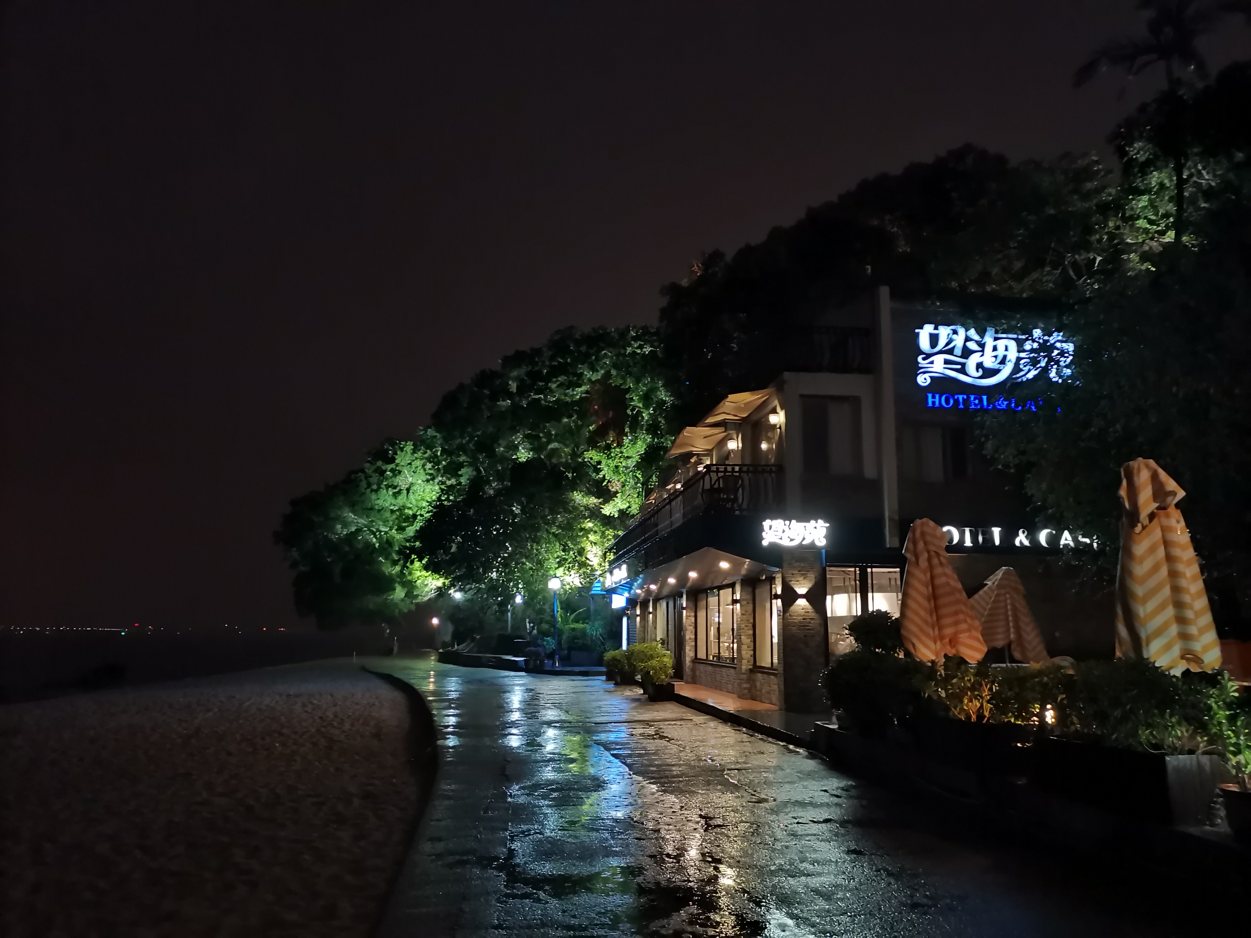 |鼓浪屿，因夜而柔，因雨而媚
