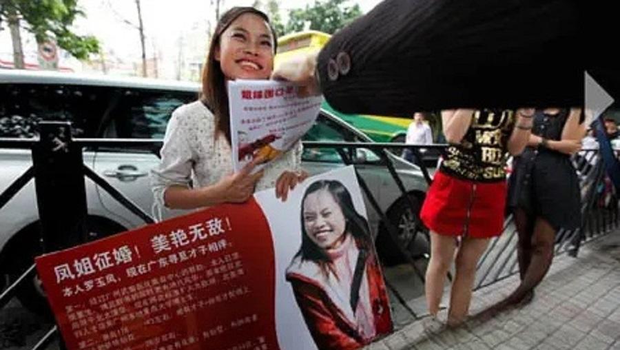 凤姐|“过气网红”罗玉凤:曾为出名肆无忌惮,在美国11年活的不如狗