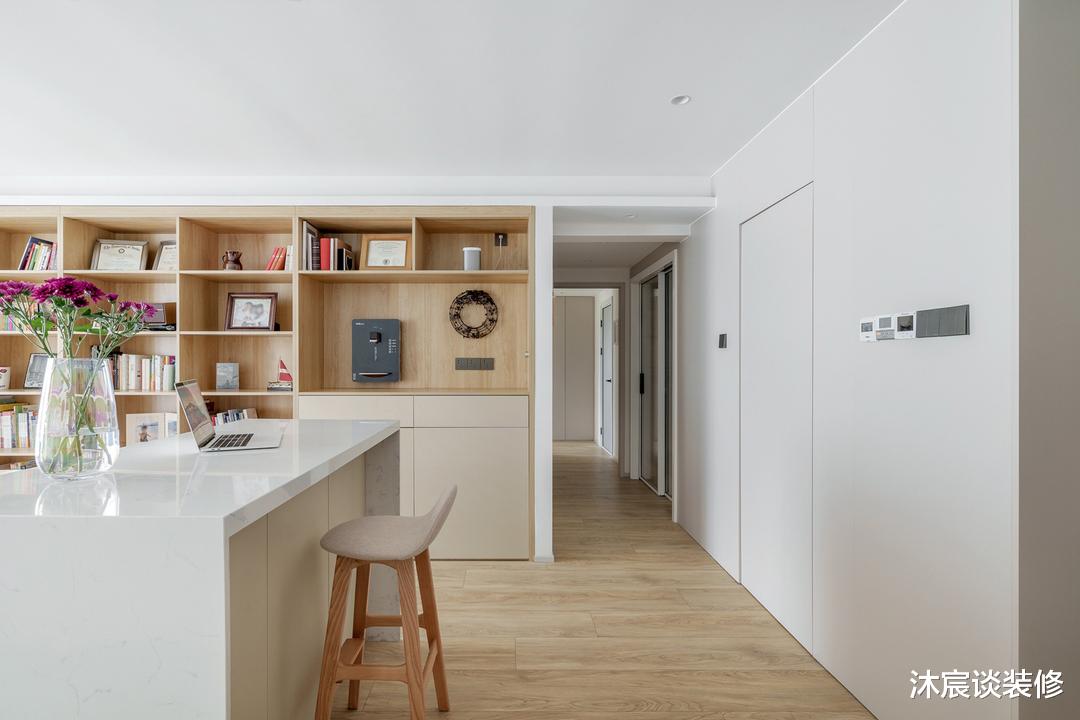 刚扔完电视,结果他家连客厅都不要了,摆放一张长桌,开阔又实用