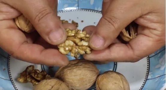 蜂蜜|才知道，核桃剥壳的小技巧，掌握这些方法，果仁漂亮完整