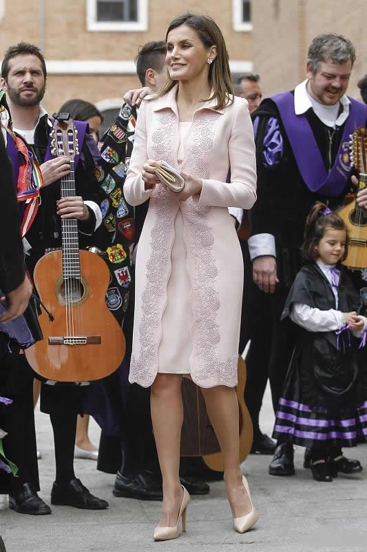 西班牙王后穿灰色外套配酒红裤装大气高贵，成中年女士的穿搭范本