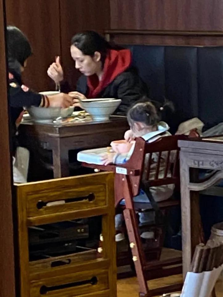 郭碧婷|偶遇向佐一家三口用餐，郭碧婷素颜状态超好，但发际线有后移迹象