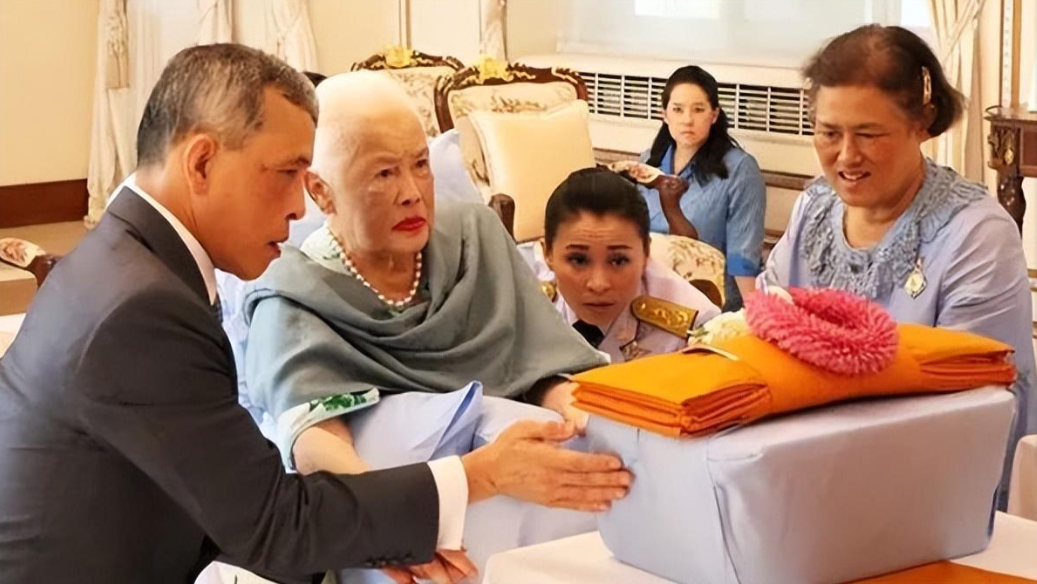 金建希|63岁莫扎太后,新照诠释了美人在骨不在皮!50岁金建希根本比不上