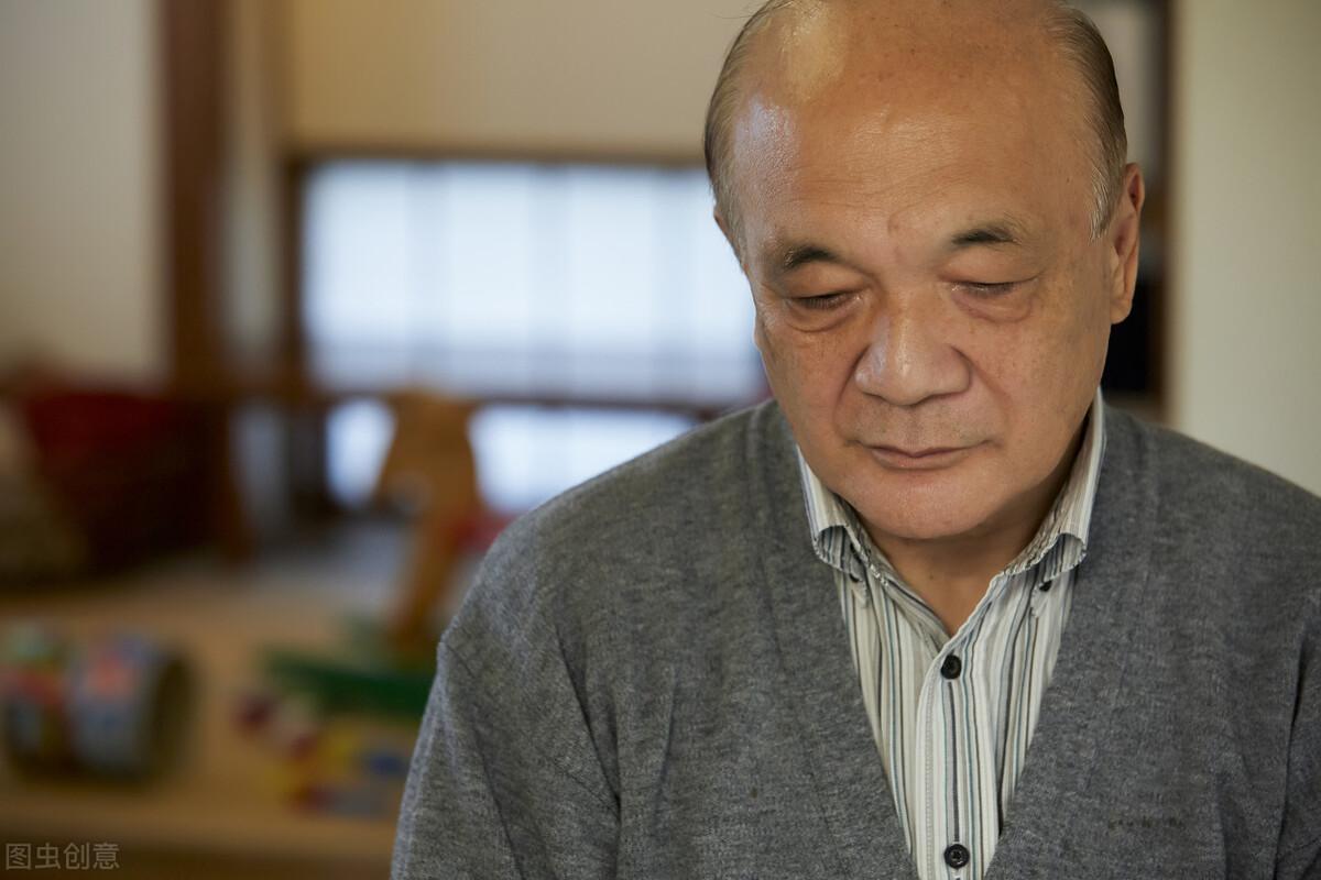 75岁大爷哭诉:把保姆当亲人对待,是我这辈子做过最后悔的事情