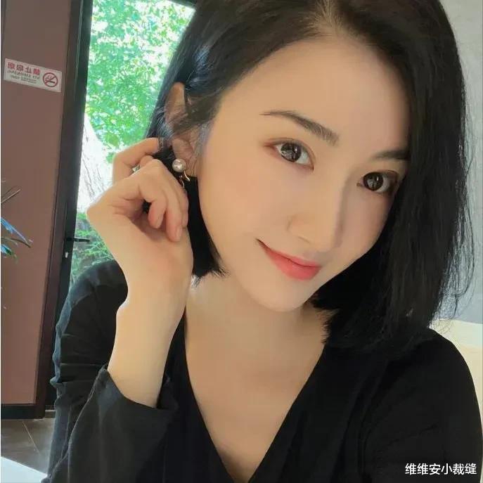 短发 景甜新剪的短发好显嫩,34岁凭惊人发量登上热搜,时尚减龄显肤色