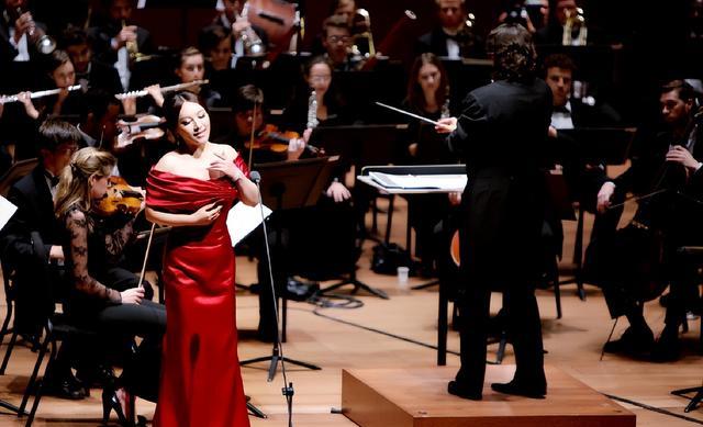 沈腾|沈腾48岁姐姐严重发福，她是中国三大女高音之一，祖孙三代高颜值