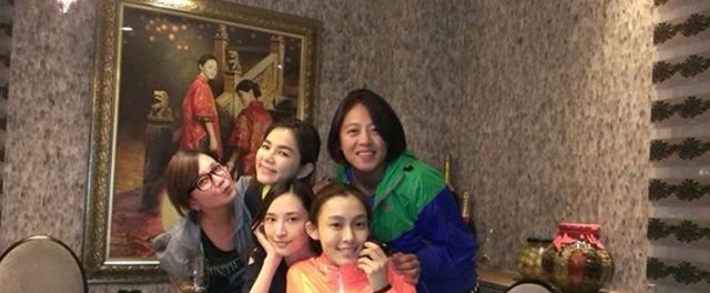 参观吴佩慈住的豪宅,客厅沙发都带雕花的,生活过得像贵妃