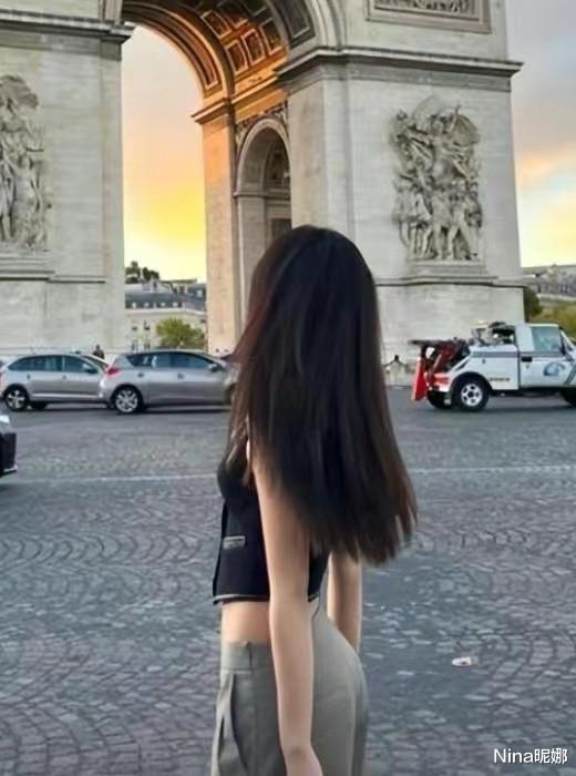 王菲|李嫣打卡巴黎凯旋门，穿露脐装比妈还放得开，16岁穿着大胆哪像初中生