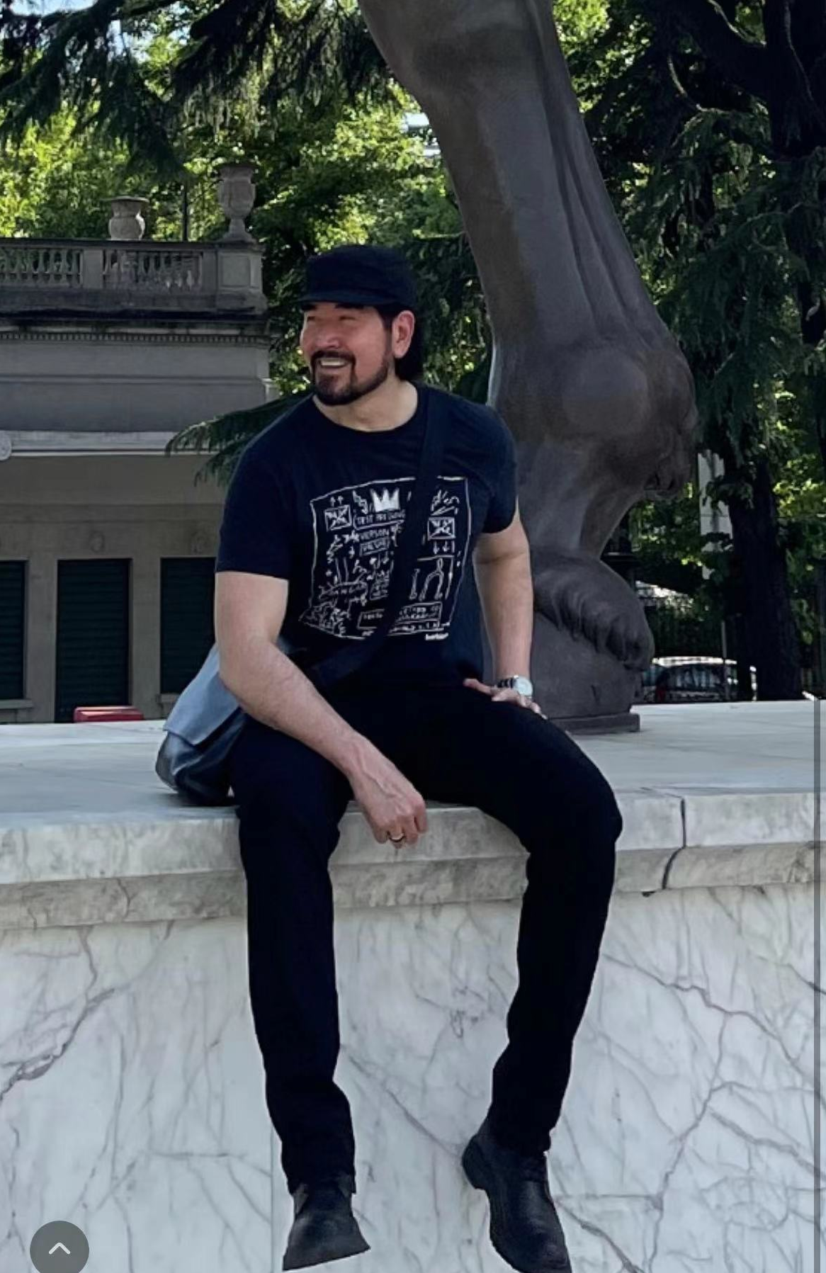 费翔|61岁费翔晒国外精致生活，戴手表金戒笑开怀，留络腮胡仍帅气健硕