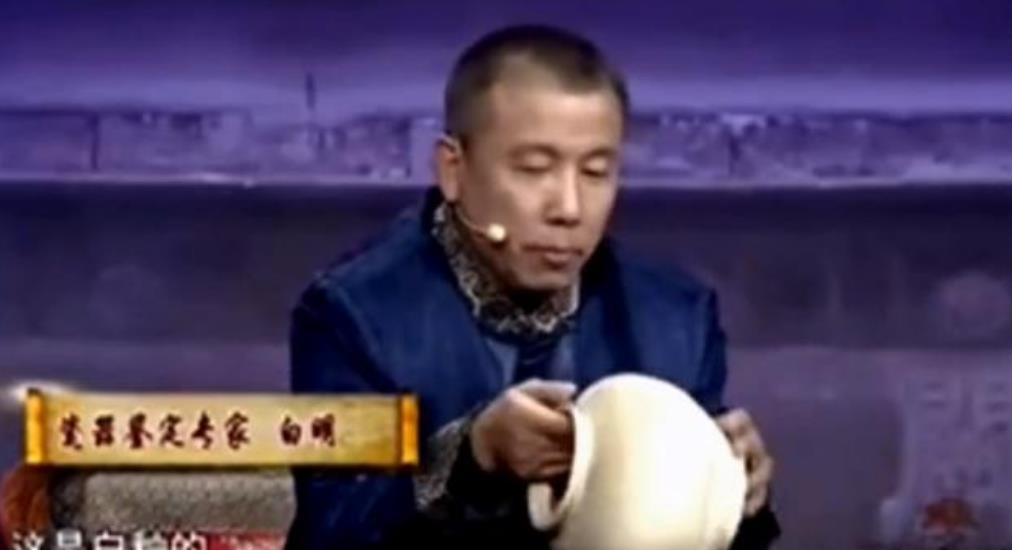 儿子偷拿母亲“酸菜罐”去鉴宝,专家:不敢估价,害怕定罪