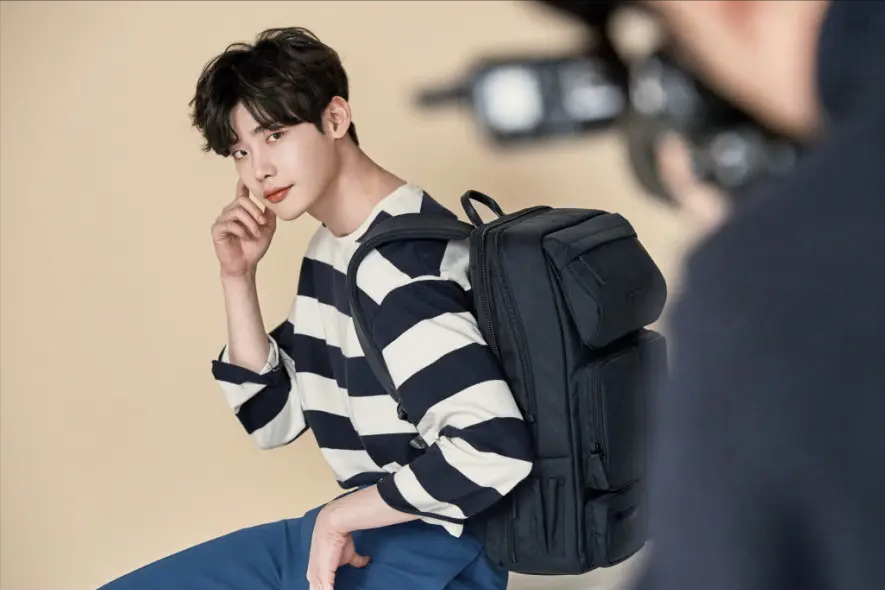 李钟硕|李钟硕现身活动引争议！发福后脸圆润了一圈，油腻感油然而生