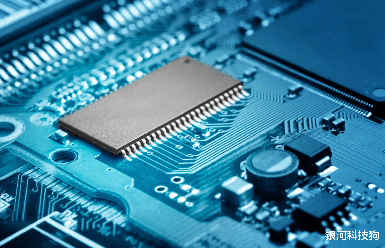 芯片|芯片现“冰火两重天”，一边是价格暴跌，一边供不应求，咋整的？