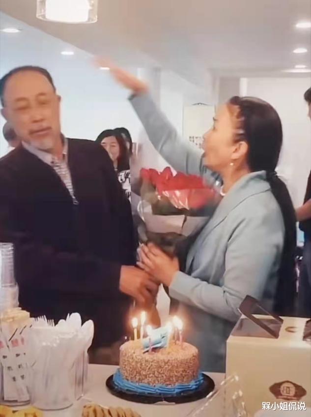孙海英|62岁吕丽萍美国豪宅庆生，头发稀疏老态藏不住，孙海英送花好浪漫