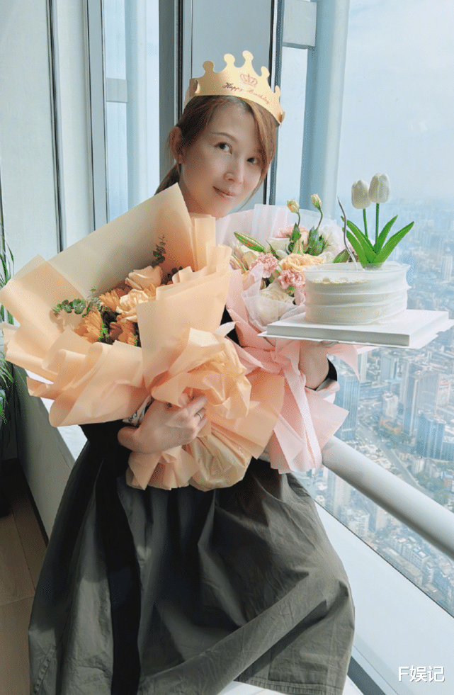 |蔡少芬庆生一家五口开心享用庆生 老公张晋送上热吻很甜蜜