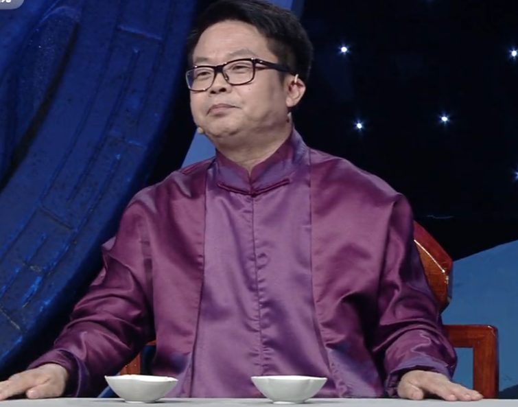 为验证父亲眼力,男子带父亲藏品鉴定,估价令他欣喜