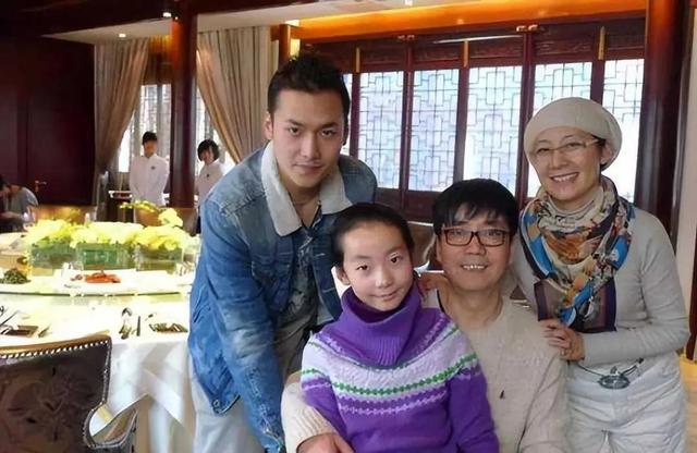 范明|演员范明：娶大6岁的厉玲，继子把他当亲爸爸，一家四口其乐融融