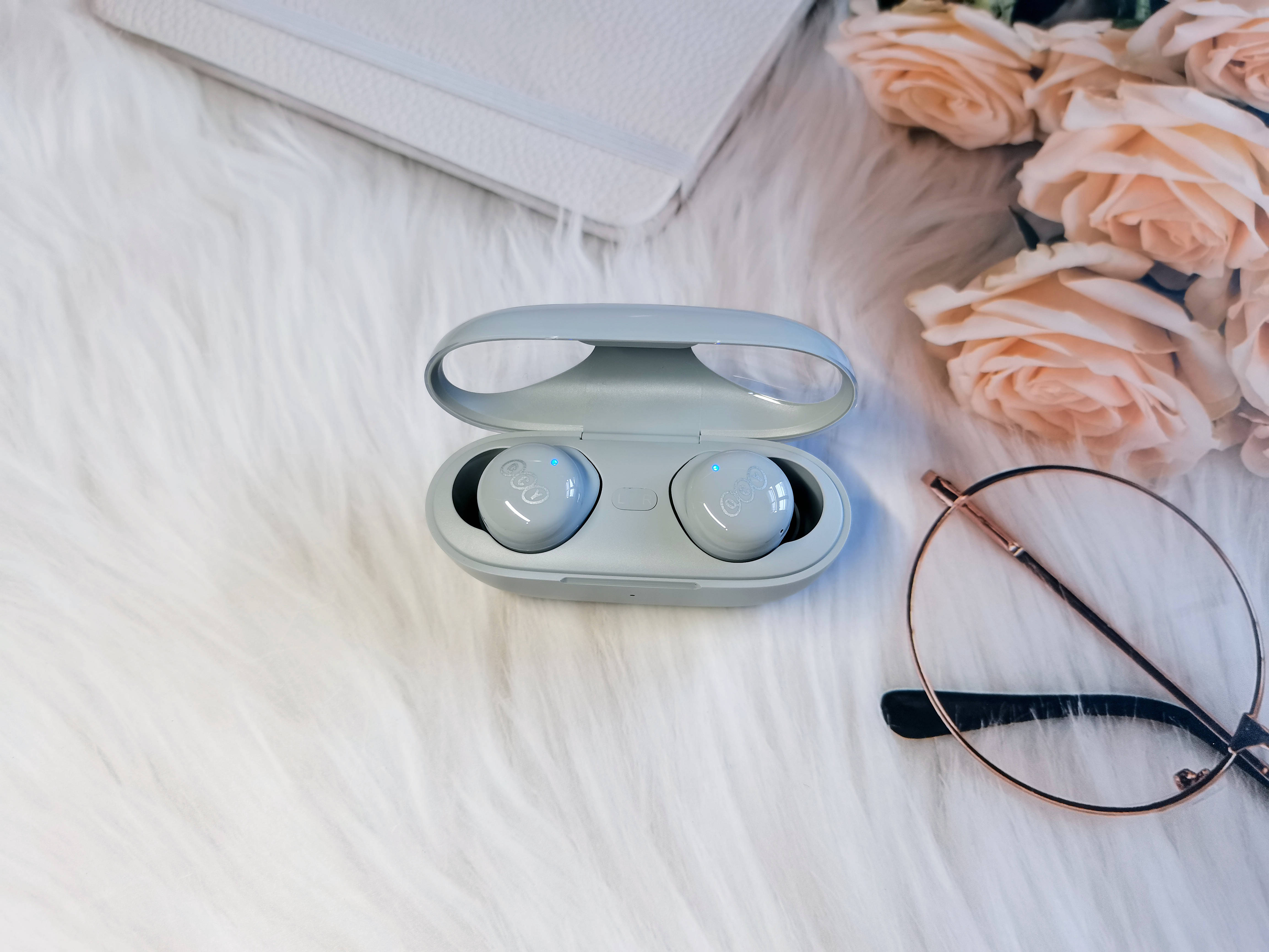 英特尔|QCY T17S新品蓝牙耳机上手评测，小巧可爱的跑车车灯外观设计