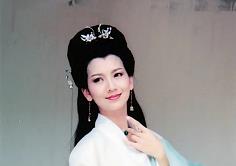 |赵雅芝粉丝喊话经纪人—为何让70岁老人穿厚底鞋踩滑板摆拍？