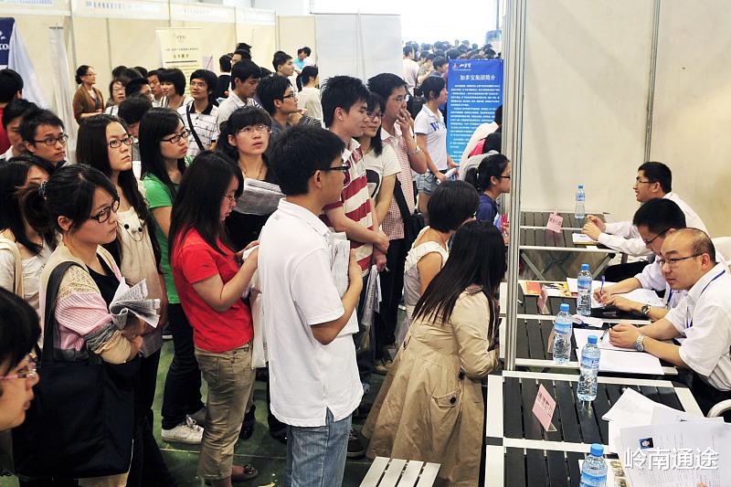 事业编制|大专生大多是去厂里上班吗?选择去部队当兵,是改变命运的机会!