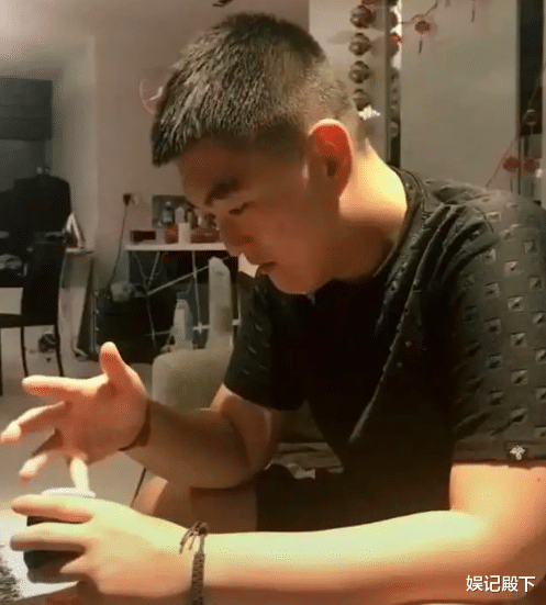 赵本山|即将破产，赵本山的儿子买手串花了北京一套房的钱，被网友怒骂败家