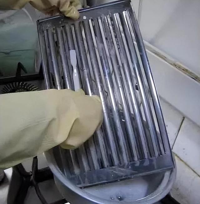 油烟机脏了别拆卸,学会2个小妙招,老油烟机也会像新的一样