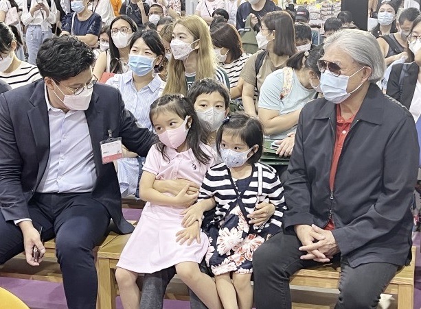 郭晶晶|霍启刚夫妇参观设计展，郭晶晶打扮知性显气质，穿搭越来越注重细节