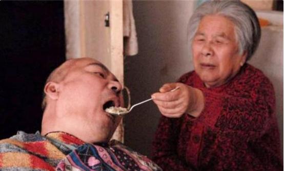 八旬老母亲毒杀46岁智力缺陷的儿子,2017年被捕的时候称:“我养不动了”,法院怎么判的?