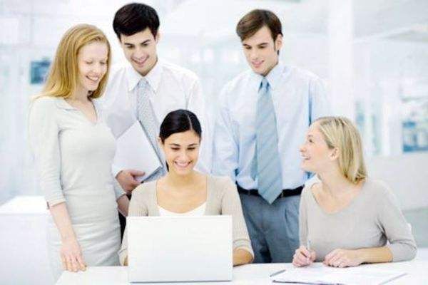 招聘|下属和领导一块坐车见客户，路上该聊些什么？