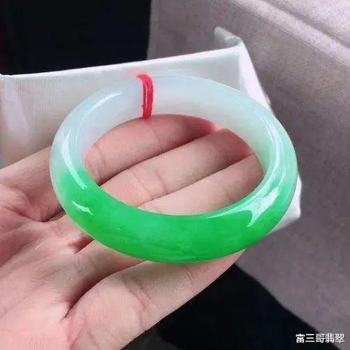翡翠手镯|带色种水镯太贵？不妨了解下半山半水翡翠手镯，能省不少钱