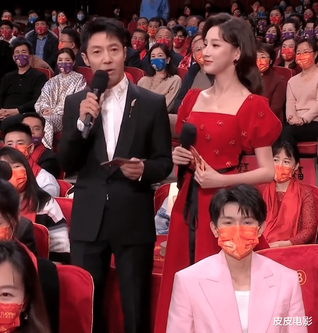 春晚|春晚最惊艳女星：李思思丝绒天鹅颈，李宇春性感，伊丽媛华贵雍容