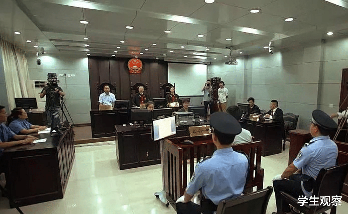 河南小伙当街打老师,连扇大嘴巴子,直言:你也配当老师