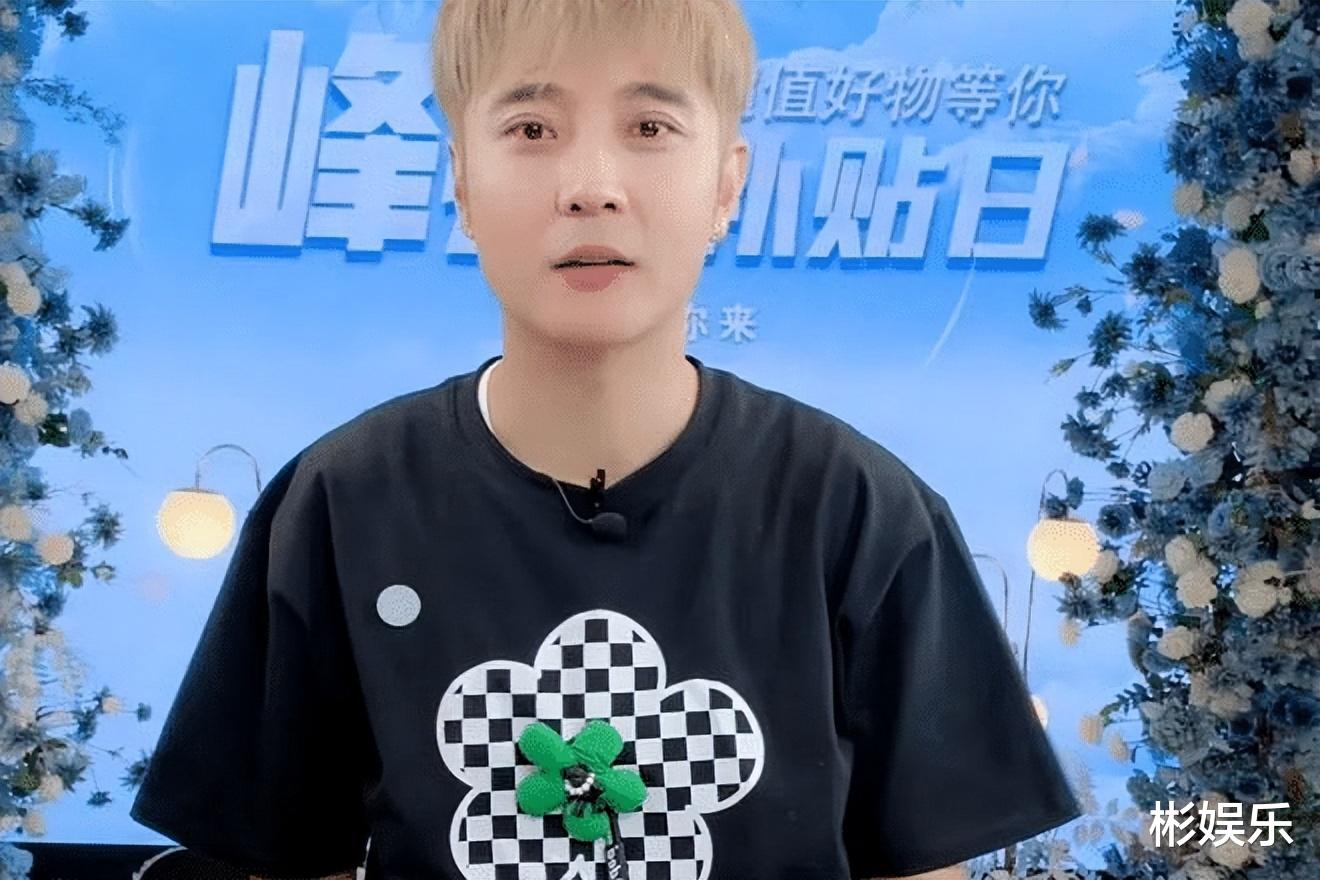 张丹峰|41岁张丹峰海边度假,食指居然没有婚戒,疑似和洪欣离婚?