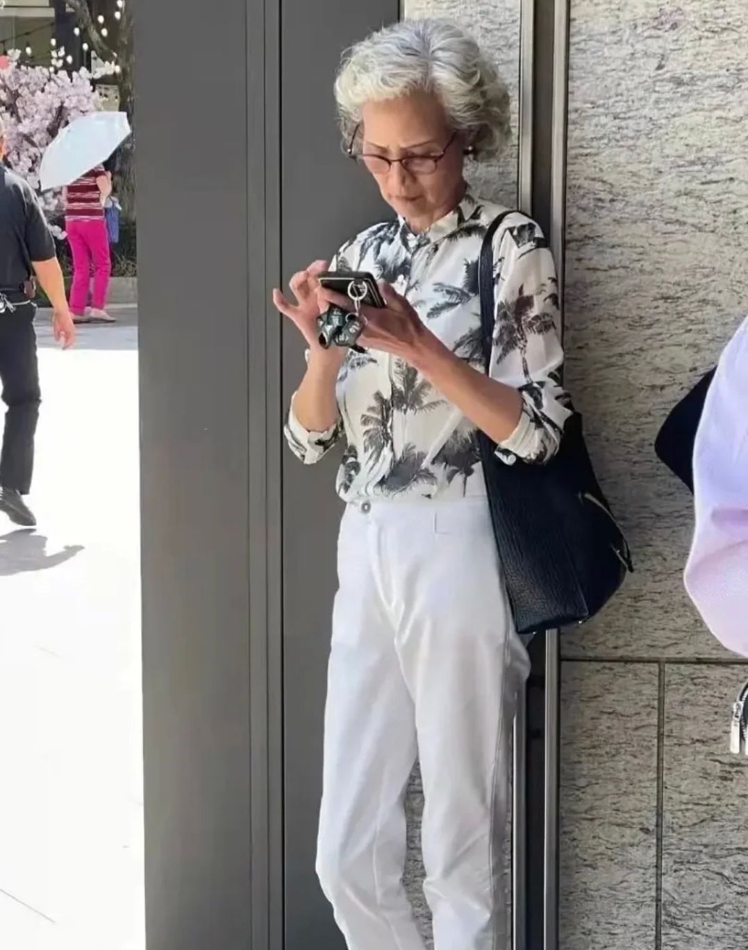 腮红 真正能优雅到老的女人,除了妆容要得体,高级耐看的发型才是关键