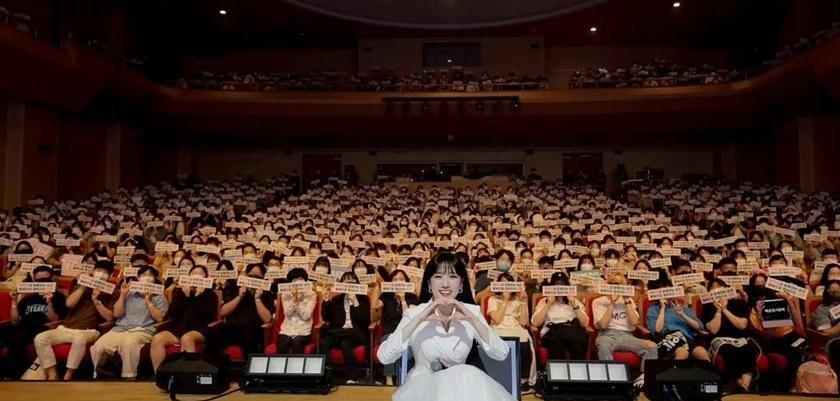 粉色 韩国女星朴恩斌凭借《非常律师》爆红，粉丝的应援花环摆满电视台