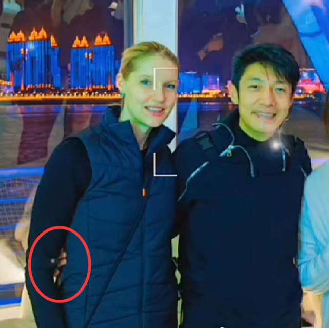 撒贝宁|撒贝宁带妻子参加同学聚会,穿高跟鞋比李白矮半头,搂抱妻子画面恩爱