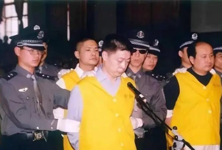 山东黑老大徐宗涛,父亲因他牵连被枪杀,审判时卷宗一车拉不完