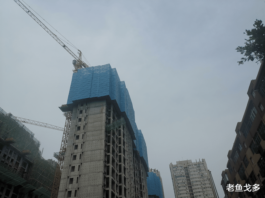 |高层建筑施工使用这种蓝色钢网片做防护，真的好吗？