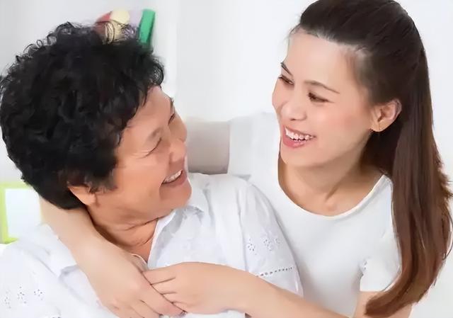 男子让女朋友偷老丈人2盒烟,不料她抱来7条中华,还说:格局小了!