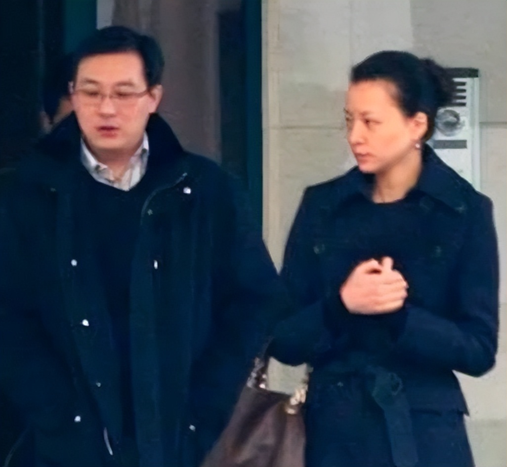 董卿|网友飞机上偶遇董卿，暴瘦明显惹人担忧，丈夫密春雷已失联四个月