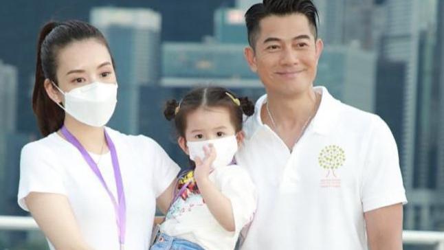 郭富城|方媛分享了一组视频，戴发箍造型可爱，郭富城看起来只有二三十岁