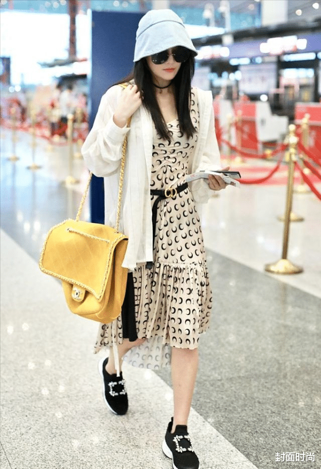 张馨予穿衣成熟了不少,长开衫配印花半裙好温柔,穿得清凉又随性