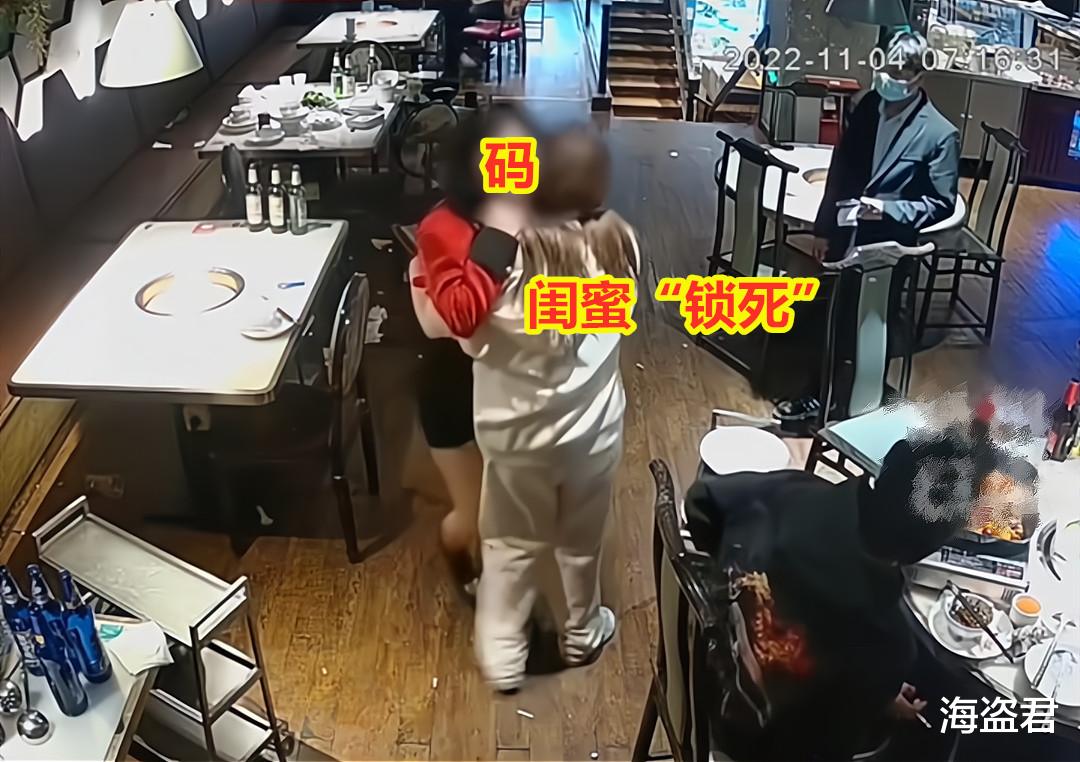 2名醉酒女子用铁链锁脖合体,将钥匙丢马桶,别人看笑话还要打人