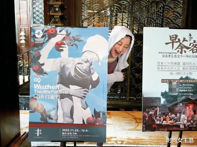 梅婷|梅婷跟海报合影笑的像个孩子！没有整容很漂亮，在街头大方摆拍！