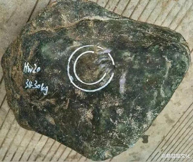 翡翠|15万没人要,降到10万依旧没人要,店主自个切开,现场出10倍都不卖