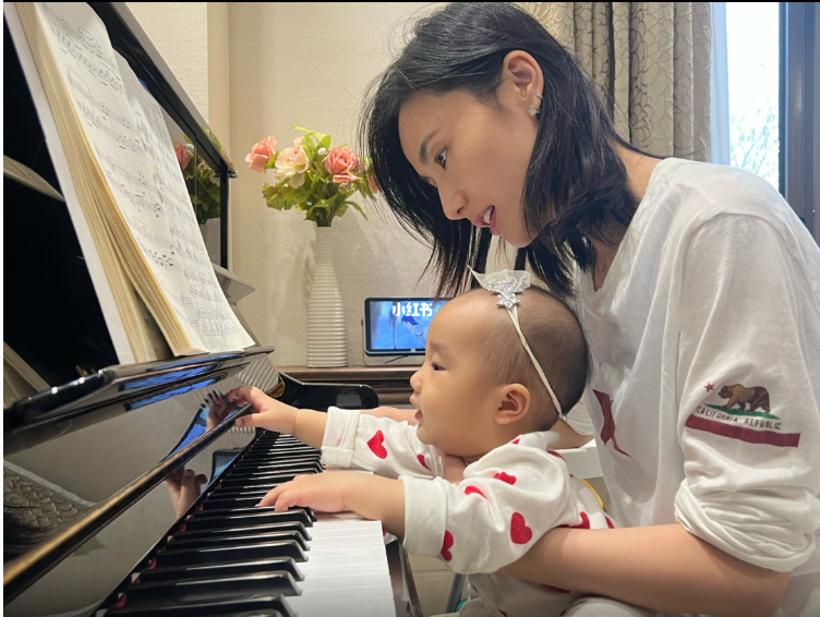 李亚鹏|李亚鹏妻子陪女儿弹琴，穿着朴素好温柔，女儿萌脸肉嘟嘟可爱满分