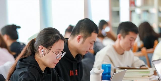 考研|能找工作就没必要考研?大学教授给出建议,到底该怎么选择