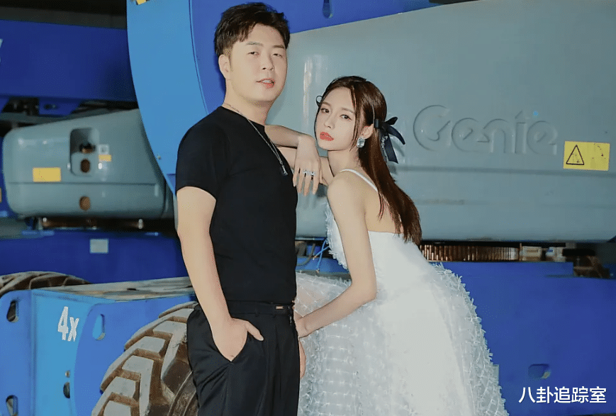 Angelababy|沈梦辰带父母打卡圣地，未见杜海涛踪影，左手婚戒已取下被劝离婚