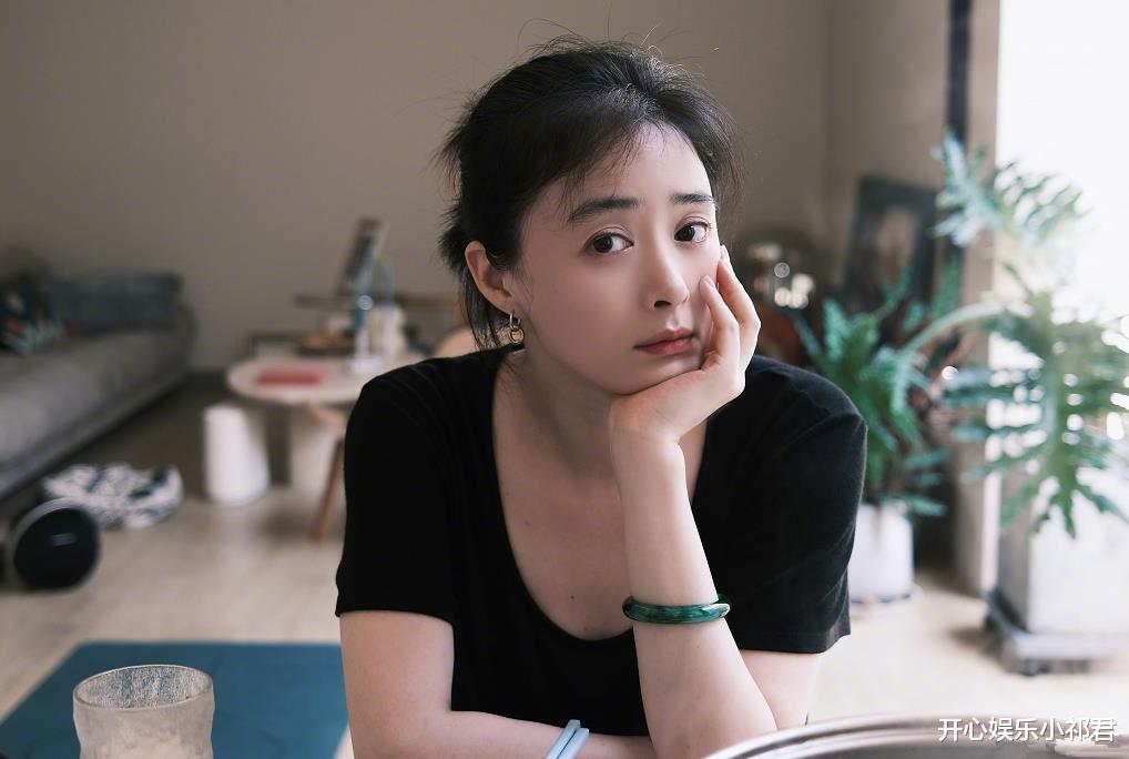 蒋欣|蒋欣瘦了,穿连衣裤裙美出新高度,刷新了我对她“美貌”的认知