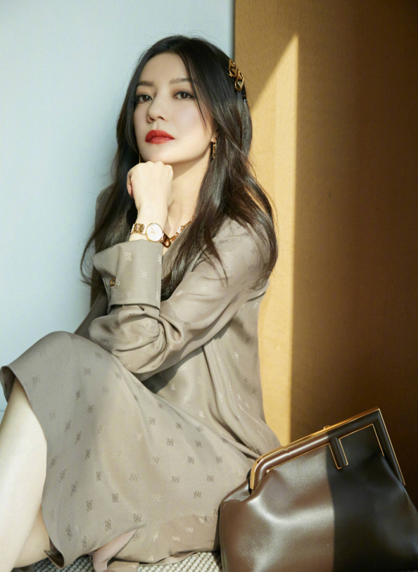 赵薇|赵薇人间蒸发一年后更推,晒出宗教中绿度母的佛像,是要复出了吗?