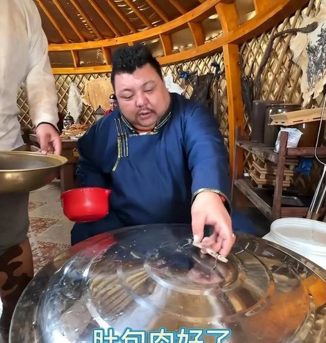 草原大哥恩克再次请客吃肉,脸上出现奇怪黑斑,网友:身体已出现问题